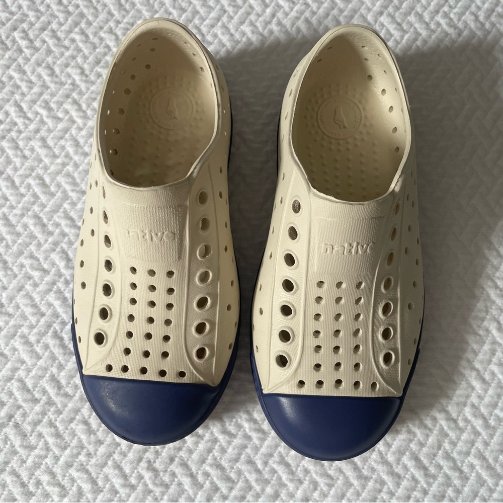 Native Jefferson sandal water shoe boys kids in Cream and Blue